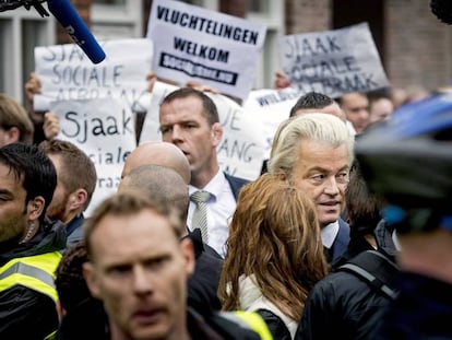 Manifestantes e policiais rodeiam a Geert Wilders durante um ato eleitoral.