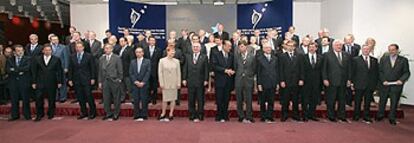Foto de familia de los jefes de Estado y de Gobierno con sus ministros de Asuntos Exteriores y altos cargos de la UE que participaron en la cumbre de Bruselas.