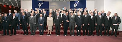 Foto de familia de los jefes de Estado y de Gobierno con sus ministros de Asuntos Exteriores y altos cargos de la UE que participaron en la cumbre de Bruselas.