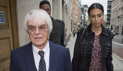 Bernie Ecclestone y su hija Petra, en la corte de Londres este miércoles.