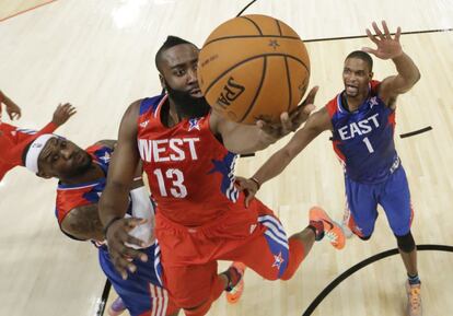 James Harden entra a canasta ante LeBron James y Kevin Durant