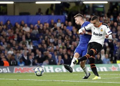 Rodrigo dispara ante un defensor del Chelsea.