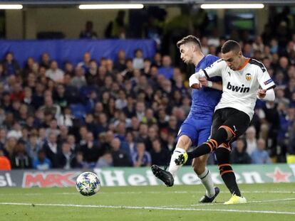 Rodrigo dispara ante un defensor del Chelsea.