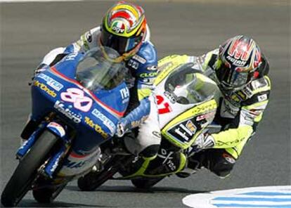 Gibernau asciende de quinto a cuarto en MotoGP por la descalificación de Tamada. En la foto, Barberá perseguido por Stoner.