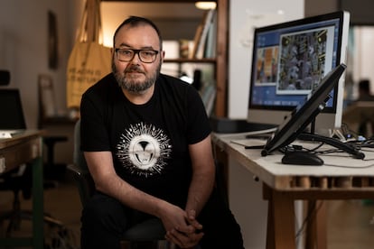 Albert Monteys, guionista y dibujante de cmic, fotografiado en su estudio compartido con otros ilustradores en Barcelona.