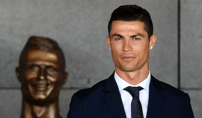 Cristiano Ronaldo, na quarta-feira, em frente ao busto que foi colocado no aeroporto de Madeira