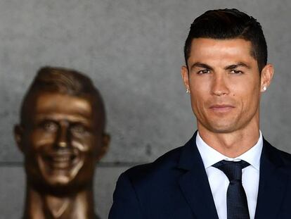 Cristiano Ronaldo, na quarta-feira, em frente ao busto que foi colocado no aeroporto de Madeira