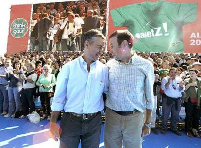 Iñigo Urkullu (izquierda) y Juan José Ibarretxe, en la celebración en Vitoria del Alderdi Eguna.