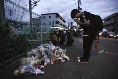 Un hombre rinde homenaje a las vctimas del ataque con cuchillo de Kawasaki, a las afueras de Tokio. El atacante agredi con arma blanca a un grupo de colegialas que esperaban en una parada de autobs, dejando dos vctimas mortales y 17 heridos.