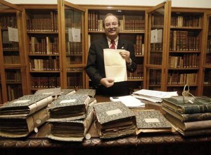 Ildefonso Díaz, en la Real Academiade Ciencias Exactas, Físicas y Naturales, muestra el original de la carta de Humboldt.