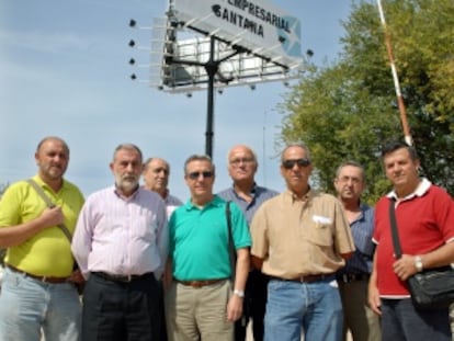 Prejubilados de Santana, en la entrada de la antigua fábrica.