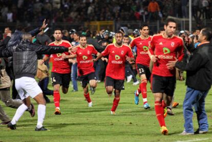 Los jugadores del Ahli corren hacia el vestuario para ponerse a salvo.