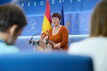 La diputada de Compromís Águeda Micó durante una rueda de prensa este martes en el Congreso de los Diputados. 