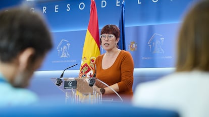 La diputada de Compromís Águeda Micó durante una rueda de prensa este martes en el Congreso de los Diputados.