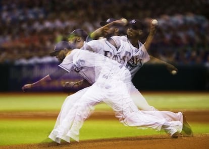David Price, 'pitcher' de los Tampa Bay Rays, lanzando la bola durante un partido de béisbol de la liga MLB de EE UU.
