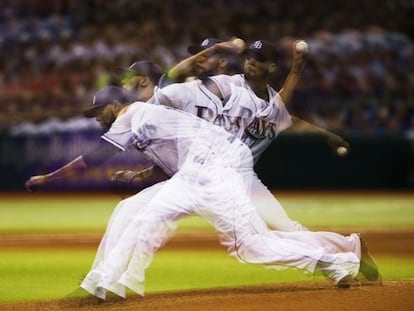 David Price, 'pitcher' de los Tampa Bay Rays, lanzando la bola durante un partido de béisbol de la liga MLB de EE UU.