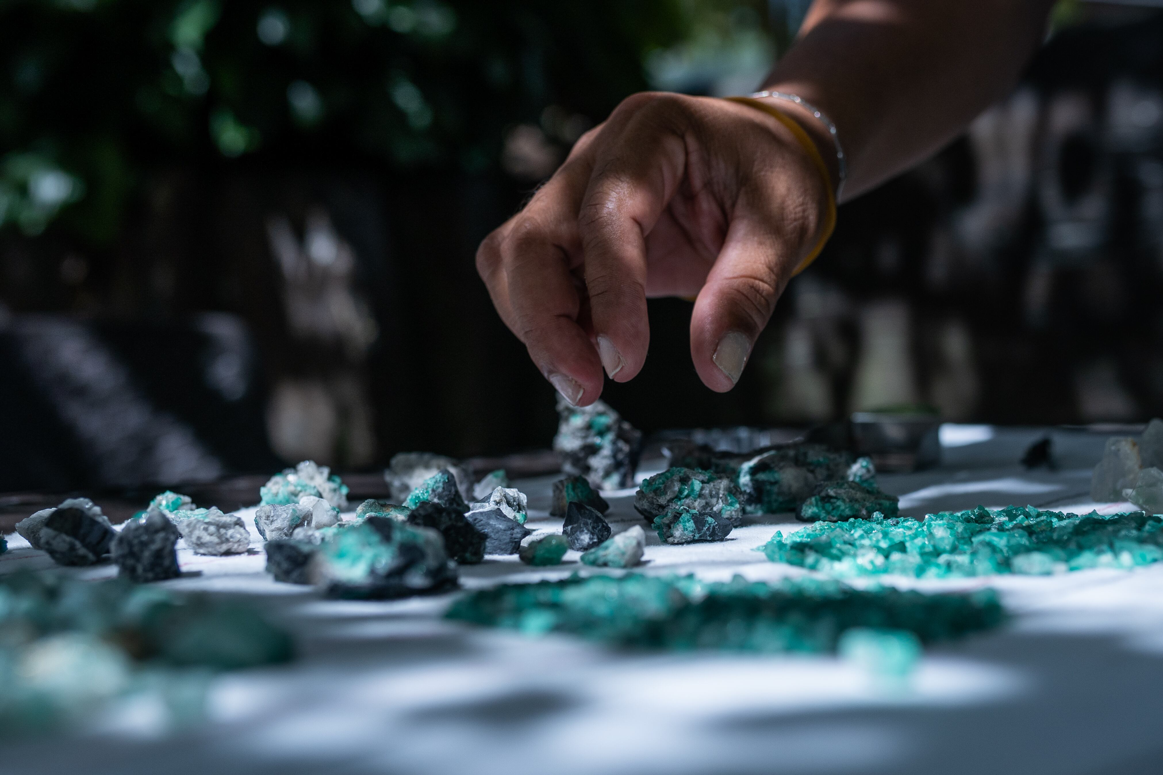 Un persona manipula esmeraldas en una mina, en Muzo (Boyacá).