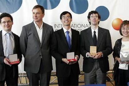 Los galardonados Werner, Okounkov, Tao, Kleinberg y una hija de Ito, de izquierda a derecha.