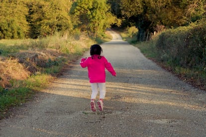 Sira salta los charcos que se va encontrando a su paso durante un paseo vespertino por los alrededores de su casa. Es uno de sus juegos preferidos.