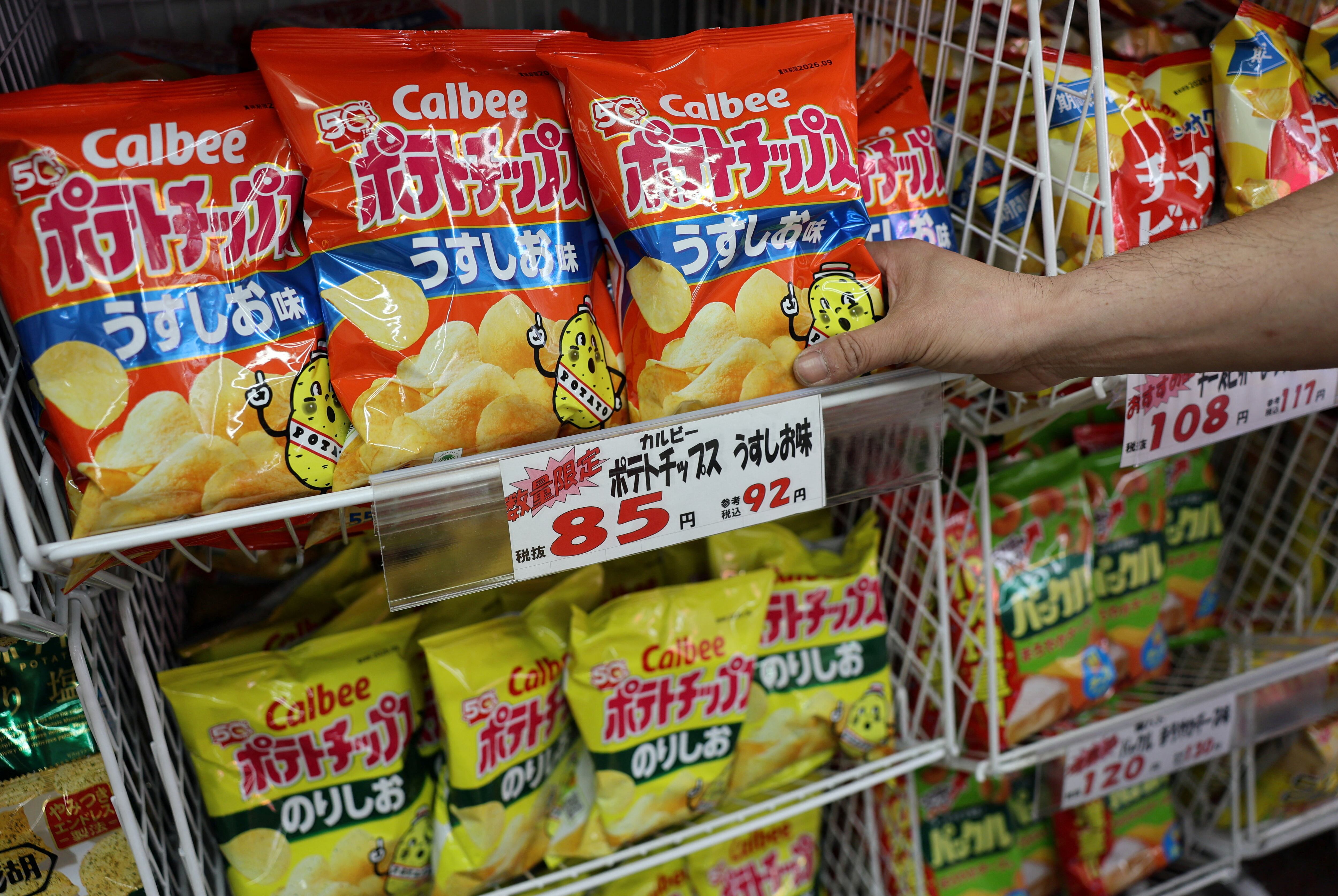 La escasez de tinta en Japón obliga al fabricante de ‘snacks’ Calbee a vender las bolsas de patatas fritas en blanco y negro