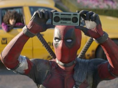 Ryan Reynolds presenta la secuela de su violento y descarado superhéroe para adultos antes de que se cierre la venta de Fox
