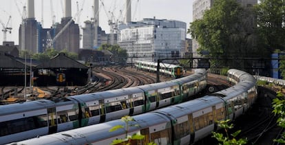 Trenes cerca de la central eléctrica Battersea de Londres.