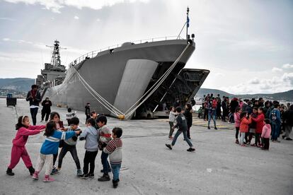 Un grupo de niños juega cerca del barco con migrantes en el puerto de Mitilene, el pasado 7 de marzo.