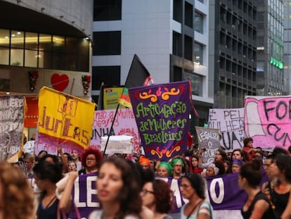 Mulheres protestam contra Cunha na Avenida Paulista.