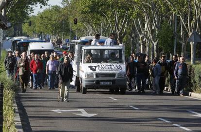 Manifestantes cortan la avenida principal de la Universidad Complutense.