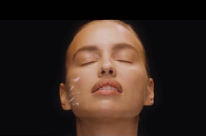 Irina Shayk recrea la mítica escena de alfarería de 'Ghost' para el calendario de adviento de 'The Love Magazine'.