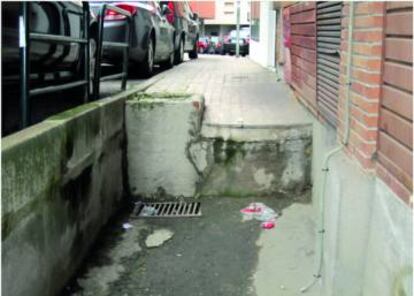 Un foso impide el paso por una acera en el centro urbano de Las Rozas.