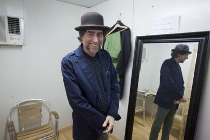 Joaquín Sabina se prueba el bombín en el camerino antes de comenzar su concierto en Santander.