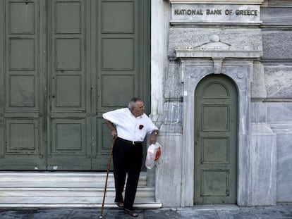 Un pensionista espera la apertura de una oficina bancaria en Atenas (Grecia).