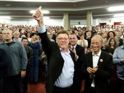 Ximo Puig, ayer, en el momento de llegar al acto en Valencia que abri&oacute; su campa&ntilde;a de primarias.