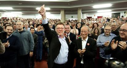 Ximo Puig, ayer, en el momento de llegar al acto en Valencia que abri&oacute; su campa&ntilde;a de primarias.