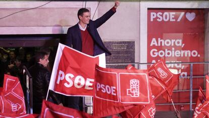 Pedro Sánchez celebra la victoria en las elecciones generales.
