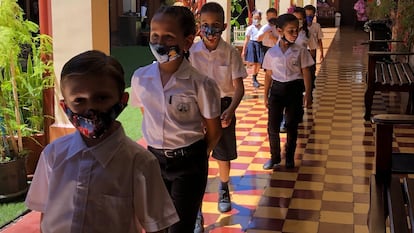 Un grupo de niños de tercer grado acude en fila a la hora del comedor en el colegio Ascensión Esquivel Ibarra, en la ciudad de Alajuela.