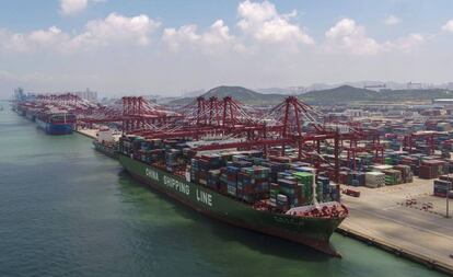 Un carguero en el puerto de Qingdao (este de China), el pasado 6 de agosto. 
