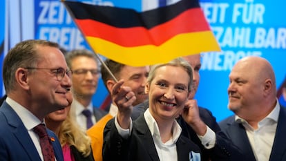 La líder de AfD, Alice Weidel, agita la bandera alemana tras conocer los resultados de los sondeos a pie de urna.