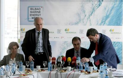 Javier Marqués, segundo por la izquierda, en la presentación del congreso de energías marinas.