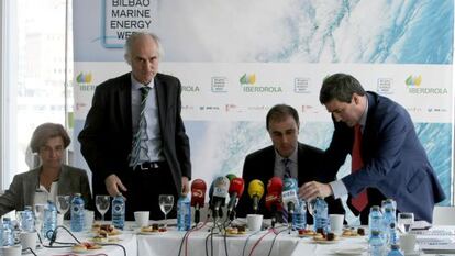 Javier Marqués, segundo por la izquierda, en la presentación del congreso de energías marinas.