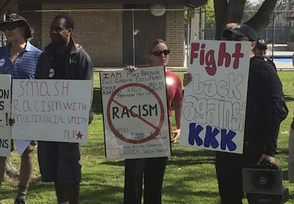 Protesto contra a presença do KKK em Anaheim, antes do incidente.