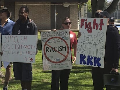 Protesto contra a presença do KKK em Anaheim, antes do incidente.