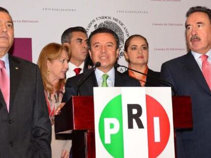 El presidente del PRI, César Camacho (centro), hoy en el DF.