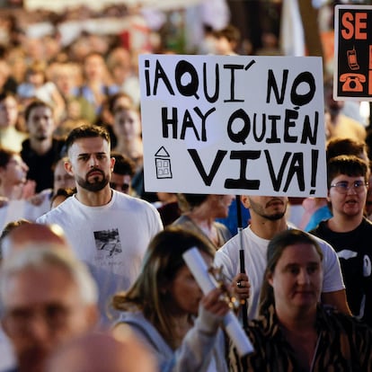 VALENCIA, 19/10/2024.- Cientos de personas participan este sábado en una protesta contra los apartamentos turísticos en Valencia. EFE/ Kai Försterling
