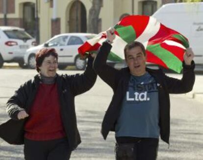 El etarra José María Pérez Díaz, con su mujer, a la salida de la prisión de Burgos.