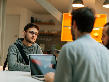 Un técnico de inserción laboral ayuda a un candidato de Incorpora a desenvolverse con soltura en una entrevista de trabajo.