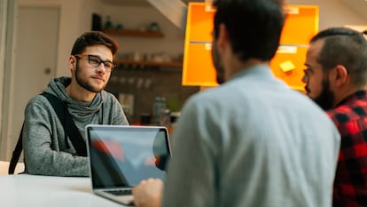 Un técnico de inserción laboral ayuda a un candidato de Incorpora a desenvolverse con soltura en una entrevista de trabajo.