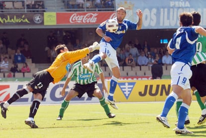 José Mari, delantero del Xerez, trata de rematar un balón en un partido de la pasada temporada.