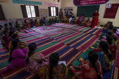 Una de las causas del deterioro de la salud de las mujeres indias es la falta de acceso a váteres, agua limpia y buenas prácticas de higiene. En la escuela para trabajadoras sanitarias del distrito de Madakasira, unas 50 alumnas son formadas en prácticas de enfermería para que luego atiendan a las mujeres de su pueblo. La finalidad es reducir la mortalidad materna e infantil.